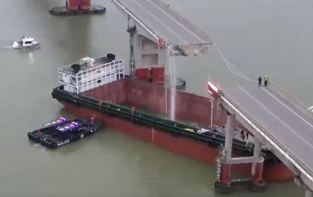 У Китаї контейнеровоз зруйнував міст, є загиблі
