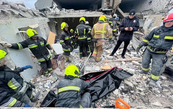 Удар по многоэтажке в Днепре: из-под завалов извлекли тело погибшего