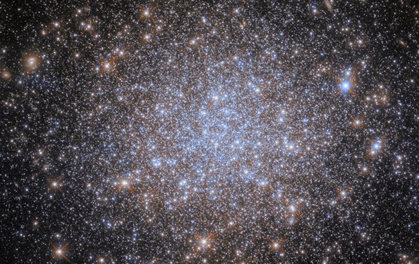 Hubble показал звездное скопление в галактике Большое Магелланово Облако