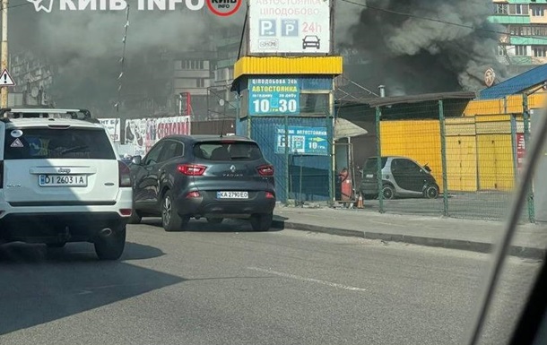 В Киеве вспыхнул пожар на Борщаговском рынке