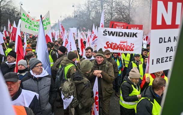 Польські фермери блокують 6 напрямків на кордоні та мітингують у Варшаві