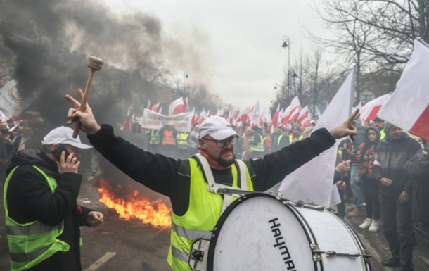 Протести фермерів у Варшаві: сталися сутички, є затримані та постраждалі