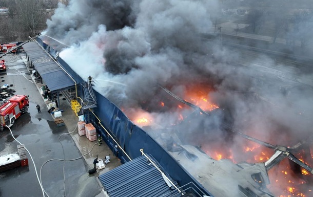 В Никополе потушили пожар в торговом центре