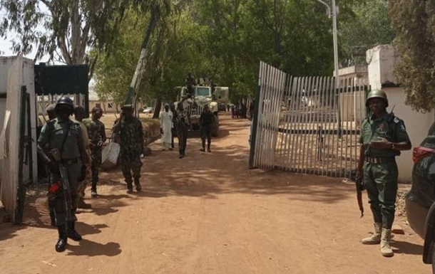В Нигерии боевики напали на школу и похитили около 300 учеников