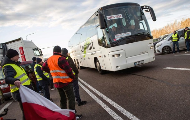 На границе Польши с Украиной начали останавливать автобусы