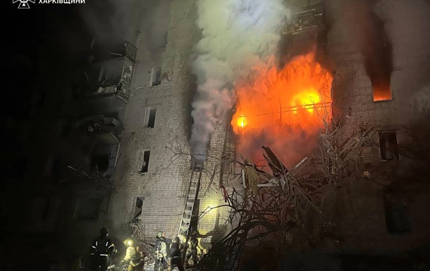 РФ скинула авіабомбу на багатоповерхівку у Куп’янську, виникла пожежа