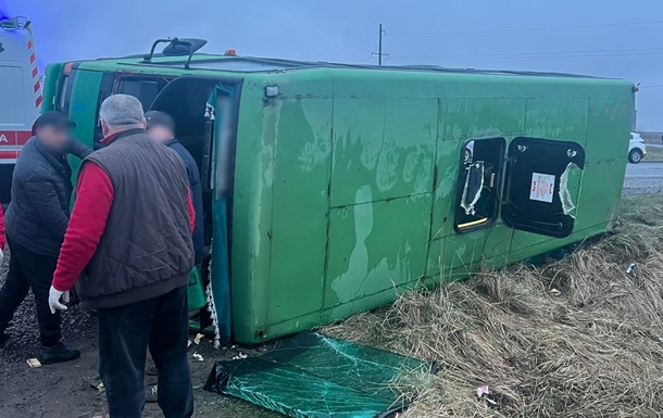 Во Львовской области перевернулся автобус: 16 травмированных