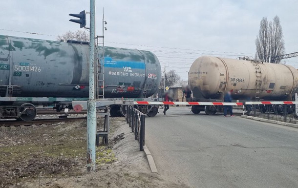 У Борисполі зійшли з рейок цистерни для палива