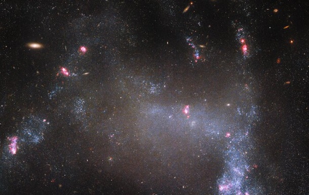 Hubble сфотографировал  галактику-паука  в созвездии Малого Льва
