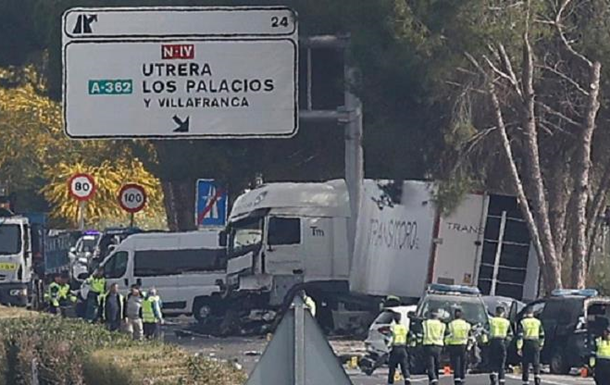В Испании грузовик наехал на полицию, шестеро погибших