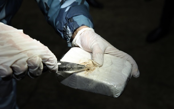 Таможенники нашли 250 кг кокаина среди винограда в порту Роттердама