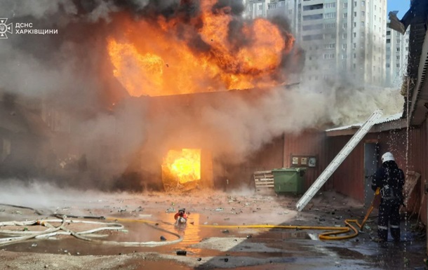 В Харькове горят склады, пожарные спасли мужчину