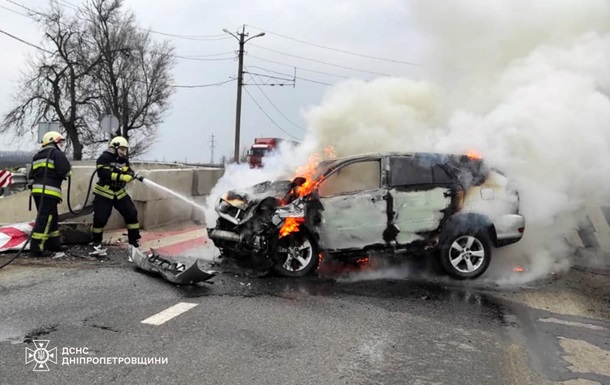 На Дніпропетровщині автомобіль врізався у блокпост: двоє постраждалих