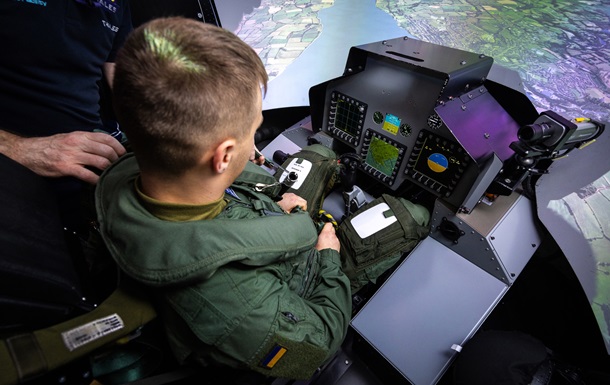 Британия показала выпуск первых пилотов ВСУ, обучавшихся на F-16