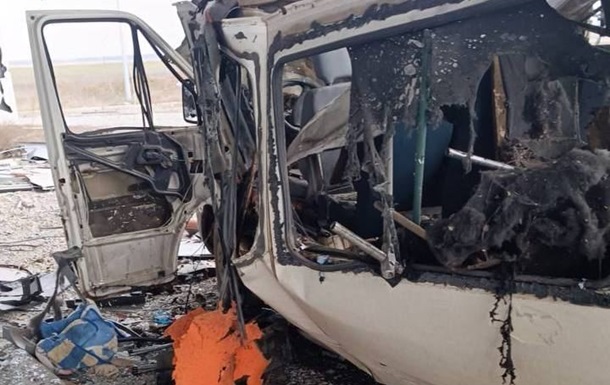 Россияне уничтожили дронами автобус с гуманитаркой в Херсонской области