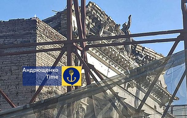 В Мариуполе упал фронтон драмтеатра, уничтожены скульптуры - советник мэра