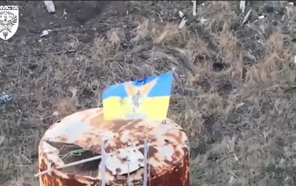 Прапор України підняли над російськими позиціями під Бахмутом