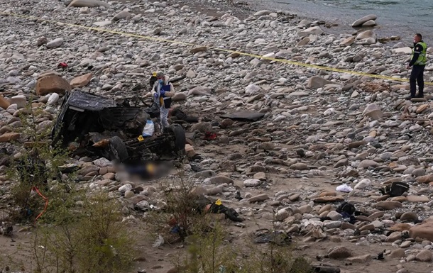 В Албании из-за падения авто в реку погибли восемь человек