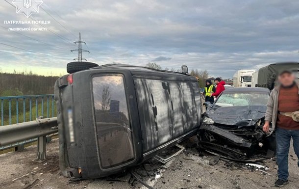 Из-за ДТП на Львовщине частично перекрыто движение на автодороге Киев - Чоп