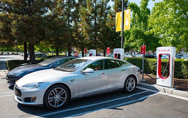 Продажі Tesla впали вперше за чотири роки