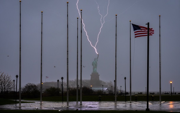 Мощная молния ударила в факел Статуи Свободы