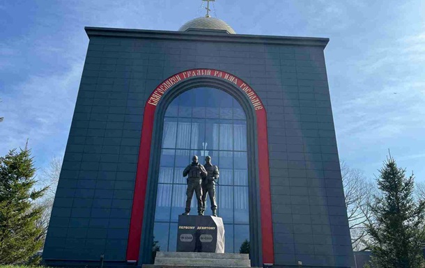 У Росії встановили пам ятник Пригожину й Уткіну