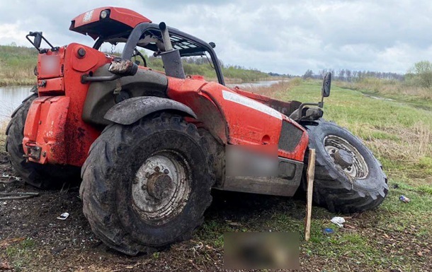 В Ровенской области трактор подорвался на мине, три человека ранены