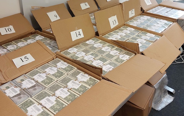 В Германии перехватили 75 коробок с фальшивыми долларами