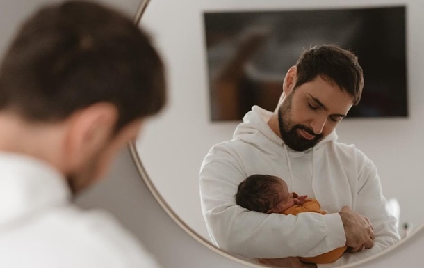 Козловський вперше показав фото з дружиною та новонародженим сином