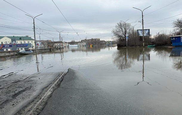 Потоп в России: в Орске выходит из берегов еще одна река