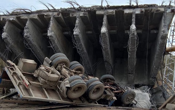 В российской Вязьме обрушился мост вместе с авто