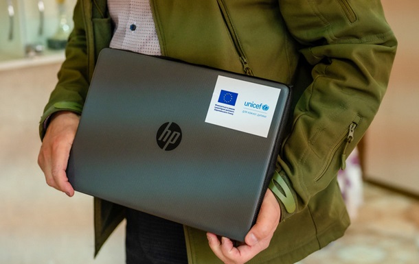 Украина получила от ЮНИСЕФ ноутбуки для школьников восьми областей
