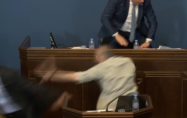 У Грузії депутати побилися через закон  про іноагентів 
