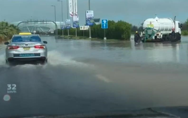 Потоп в ОАЕ: на країну обрушилися сильні зливи