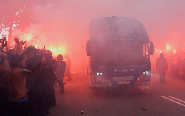 Фанаты Барселоны ошибочно атаковали автобус клуба