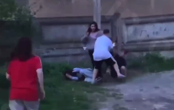 В Стрые сняли на видео избиение школьницы
