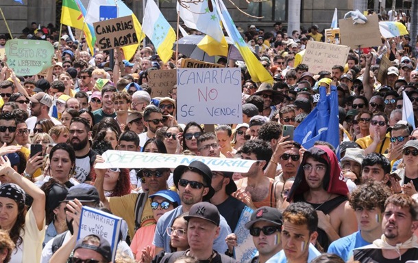 На Канарских островах в Испании прошли протесты против массового туризма