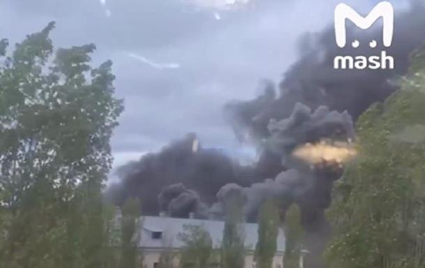 У РФ заявили про трьох загиблих під час пожежі на заводі у Воронежі