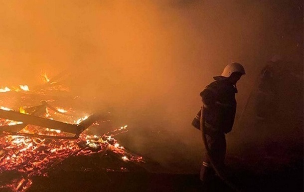 В пригороде Харькова после удара вспыхнул пожар
