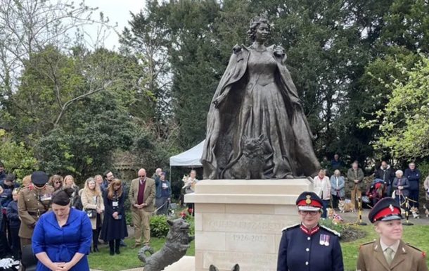 В Великобритании открыли памятник покойной королеве Елизавете II