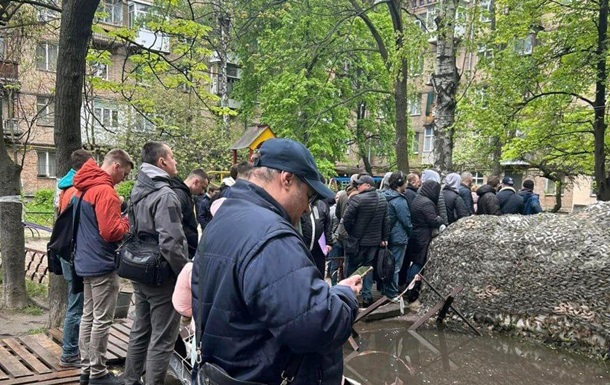 У Києві під будівлями ТЦК вишикувались черги