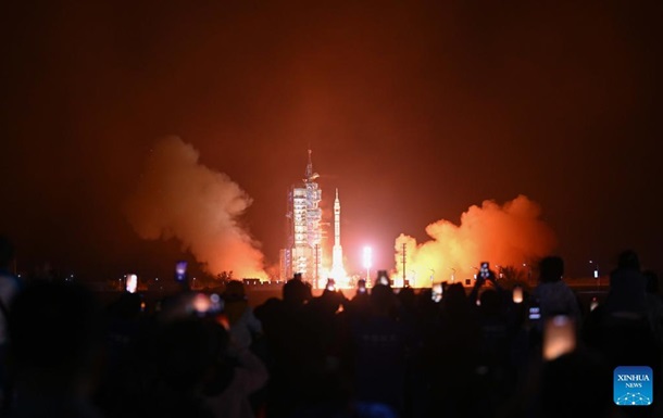 Китай запустил пилотируемый космический корабль Шэньчжоу-18