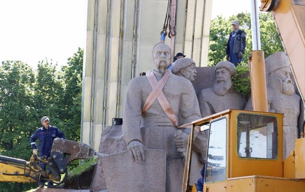 У Києві демонтують монумент на честь Переяславської ради