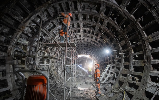 В Киеве на  синей  ветке метро начали демонтировать тоннель