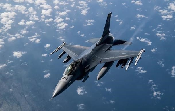 В США недалеко от базы ВВС разбился самолет F-16