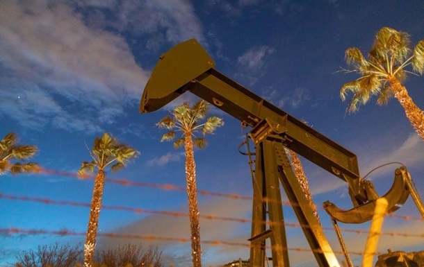 Ціна на нафту впала на новинах зі США і Росії