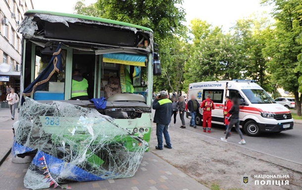 У Черкасах некерований тролейбус пошкодив п ять машин, є постраждалі