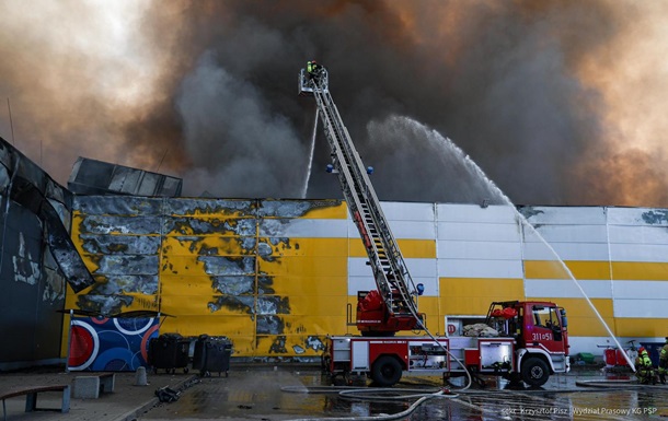 В Варшаве мощный пожар охватил торговый центр