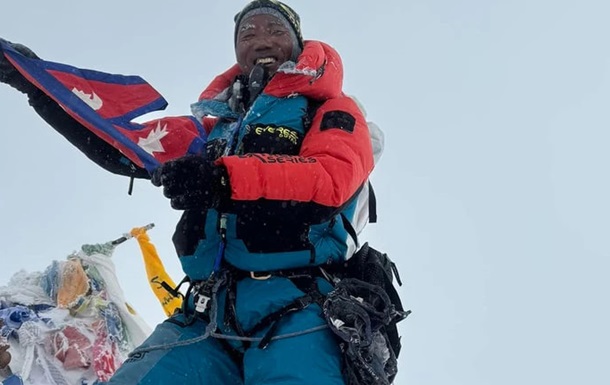 Непальский альпинист покорил Эверест в рекордный 29-й раз
