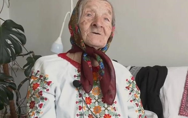 93-летняя женщина вышивает сорочки для всей семьи